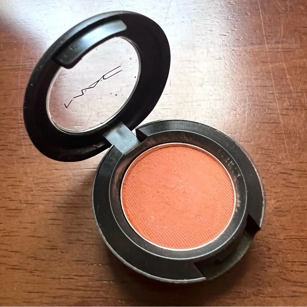 MAC Cosmetics RULE Eyeshadow - Picture 2 of 6